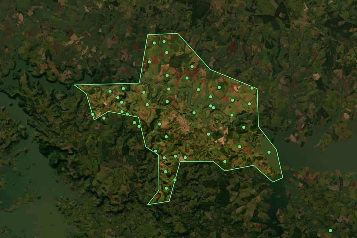 Imagem de satélite de Piraju (SP), com o contorno do município e a posição dos imóveis desta página.