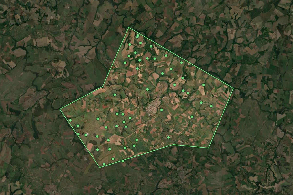 Imagem de satélite de Pirangi (SP), com o contorno do município e a posição dos imóveis desta página.