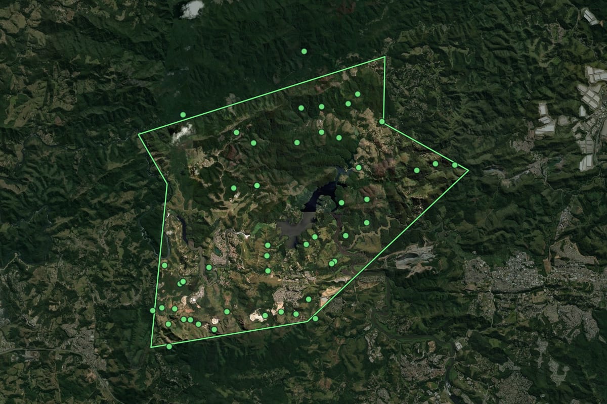 Imagem de satélite de Pirapora do Bom Jesus (SP), com o contorno do município e a posição dos imóveis desta página.