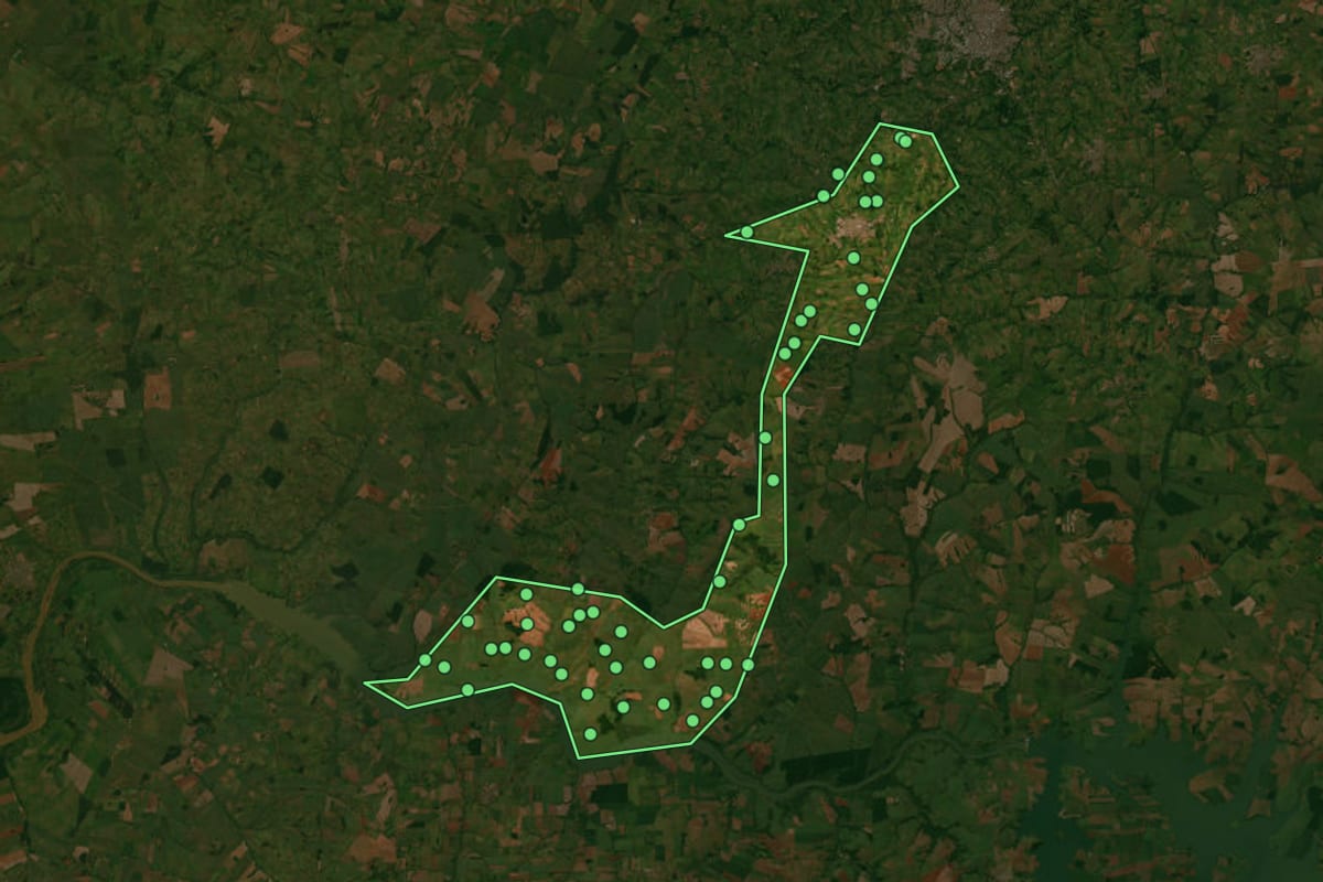 Imagem de satélite de Pirapozinho (SP), com o contorno do município e a posição dos imóveis desta página.