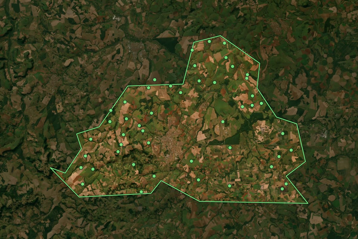 Imagem de satélite de Pirassununga (SP), com o contorno do município e a posição dos imóveis desta página.