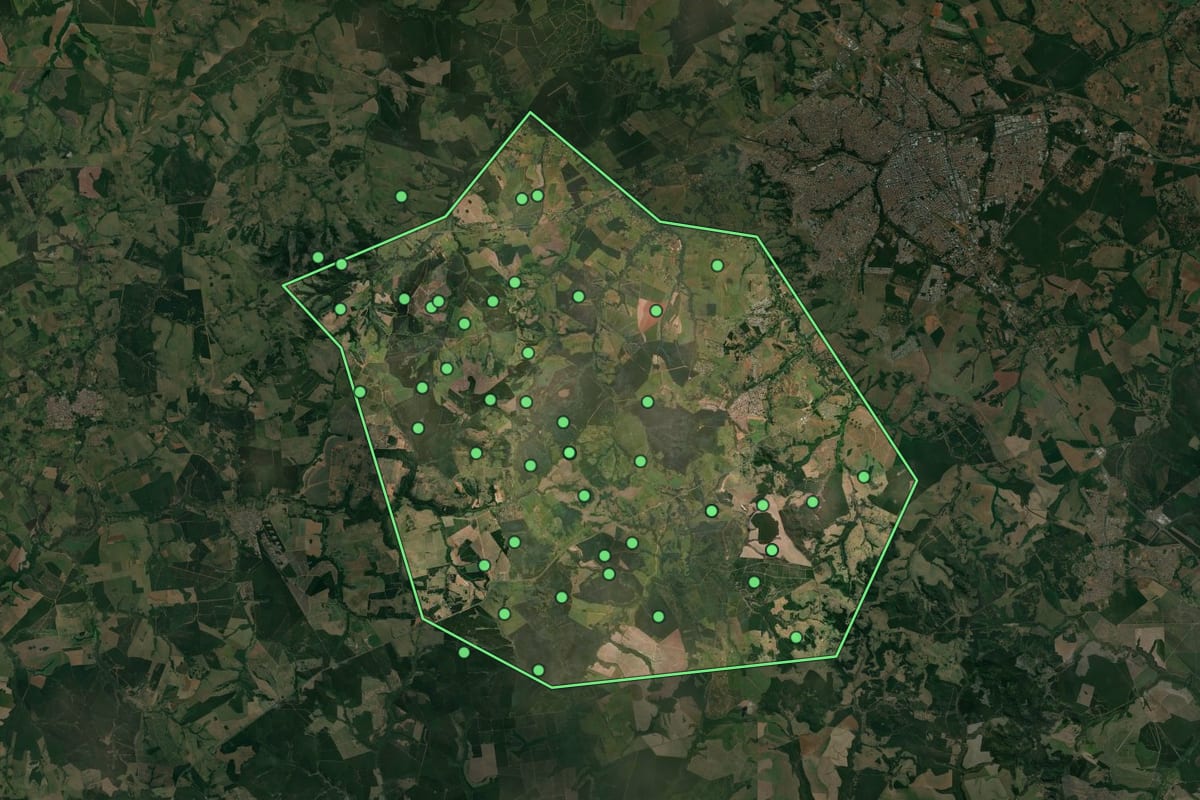 Imagem de satélite de Piratininga (SP), com o contorno do município e a posição dos imóveis desta página.