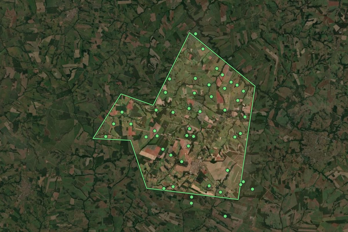 Imagem de satélite de Poloni (SP), com o contorno do município e a posição dos imóveis desta página.