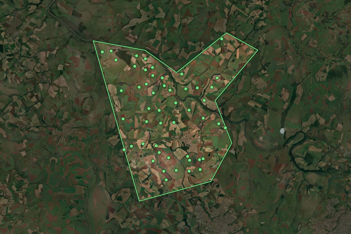Imagem de satélite de Pontal (SP), com o contorno do município e a posição dos imóveis desta página.