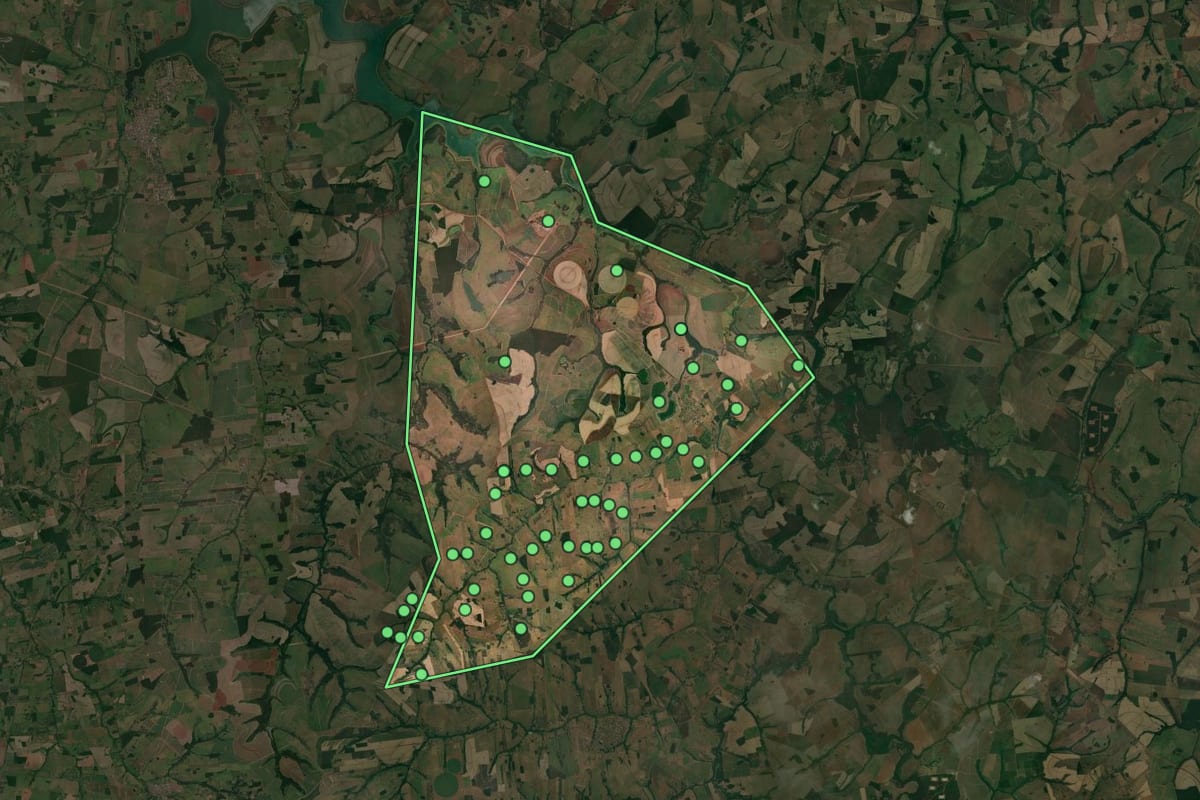 Imagem de satélite de Pontes Gestal (SP), com o contorno do município e a posição dos imóveis desta página.
