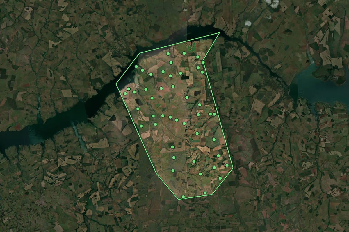 Imagem de satélite de Populina (SP), com o contorno do município e a posição dos imóveis desta página.