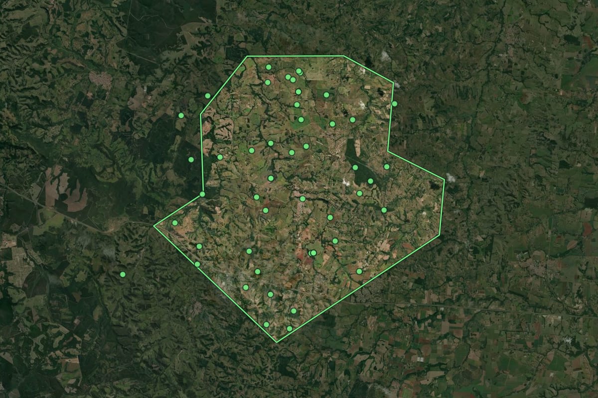 Imagem de satélite de Porangaba (SP), com o contorno do município e a posição dos imóveis desta página.