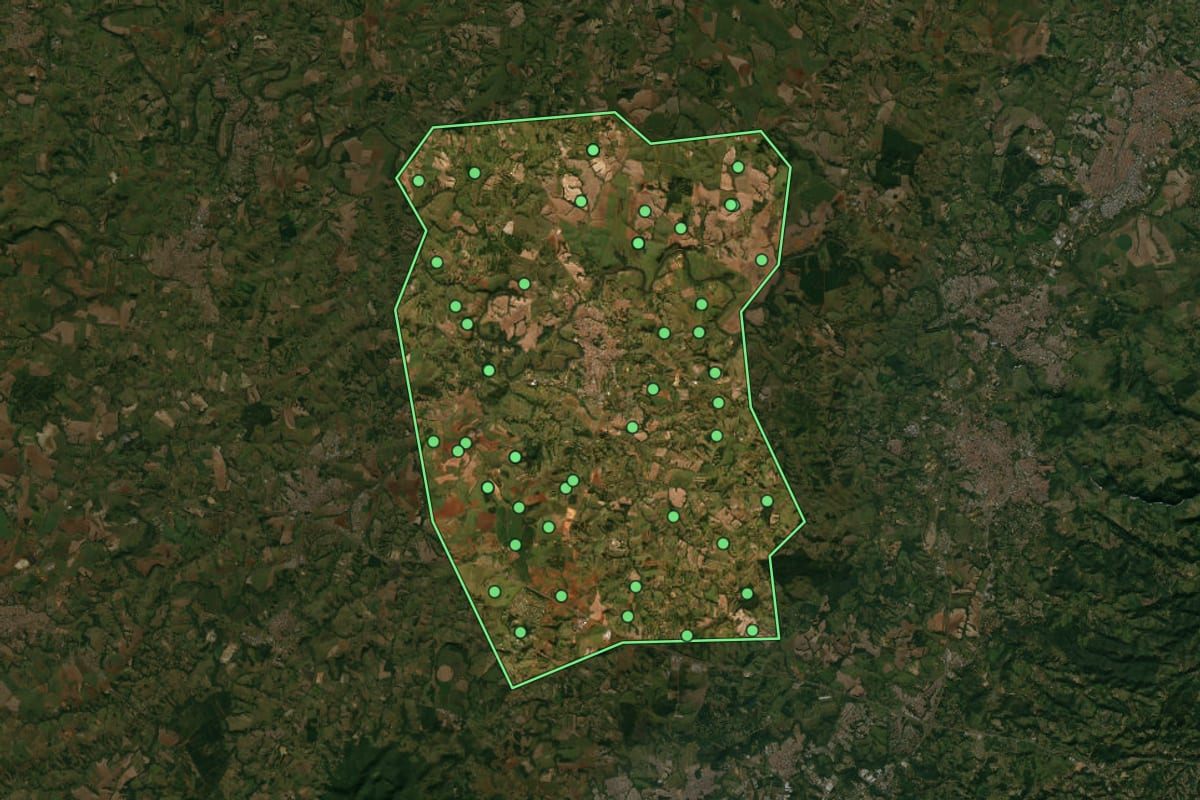 Imagem de satélite de Porto Feliz (SP), com o contorno do município e a posição dos imóveis desta página.