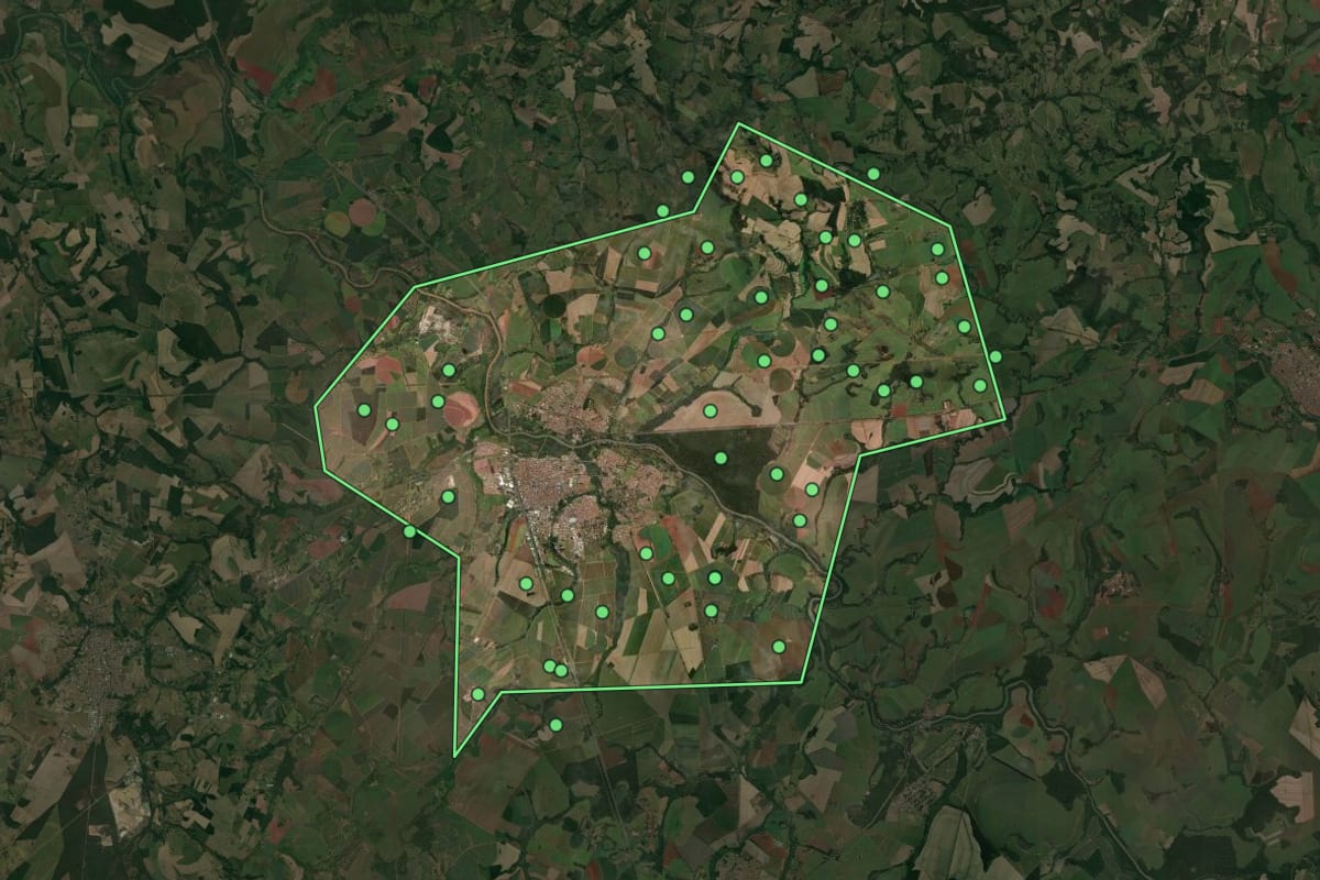 Imagem de satélite de Porto Ferreira (SP), com o contorno do município e a posição dos imóveis desta página.