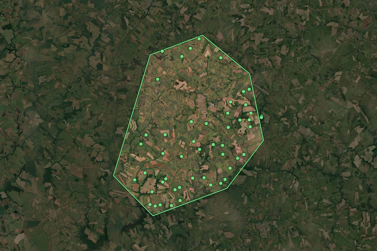 Imagem de satélite de Potirendaba (SP), com o contorno do município e a posição dos imóveis desta página.