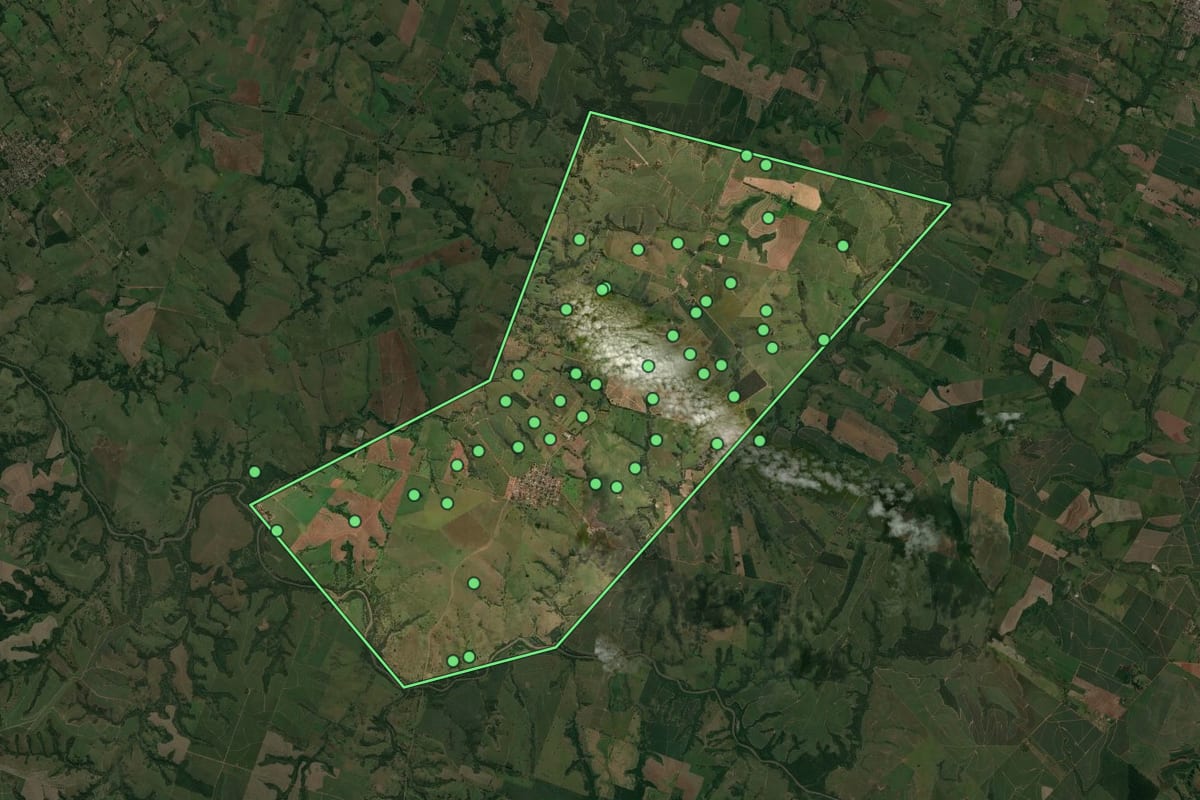 Imagem de satélite de Pracinha (SP), com o contorno do município e a posição dos imóveis desta página.