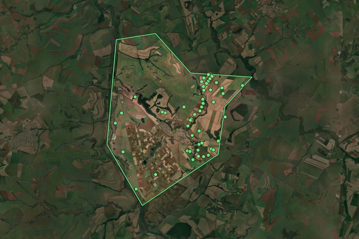 Imagem de satélite de Pradópolis (SP), com o contorno do município e a posição dos imóveis desta página.