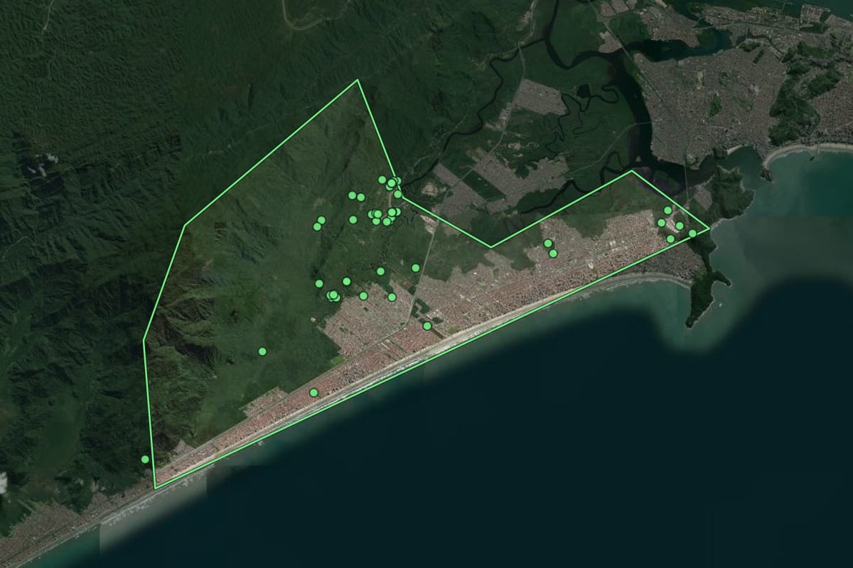 Imagem de satélite de Praia Grande (SP), com o contorno do município e a posição dos imóveis desta página.