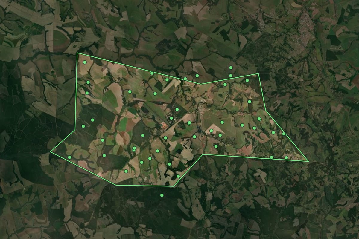 Imagem de satélite de Pratânia (SP), com o contorno do município e a posição dos imóveis desta página.