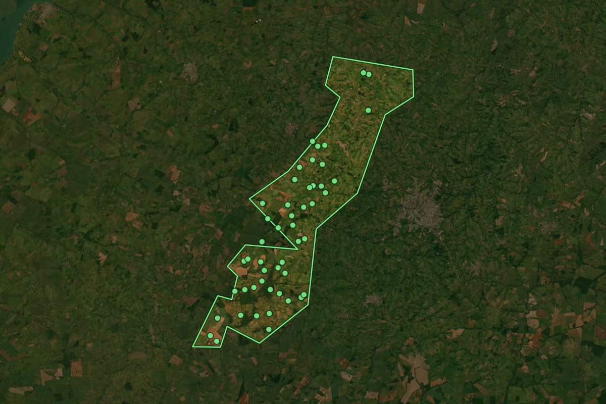 Imagem de satélite de Presidente Bernardes (SP), com o contorno do município e a posição dos imóveis desta página.