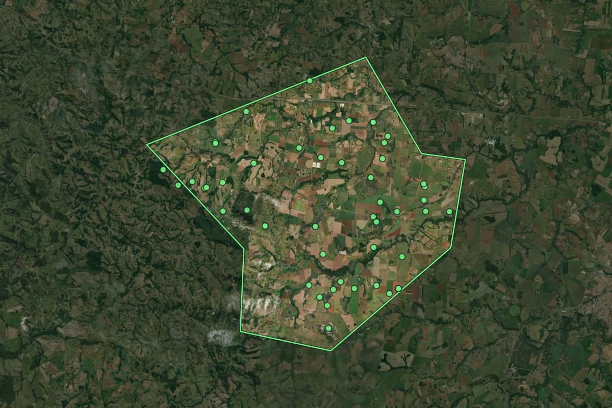 Imagem de satélite de Quadra (SP), com o contorno do município e a posição dos imóveis desta página.