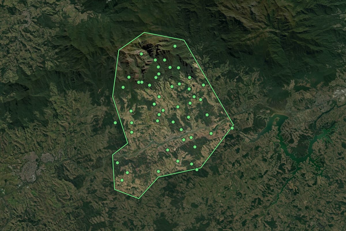 Imagem de satélite de Queluz (SP), com o contorno do município e a posição dos imóveis desta página.