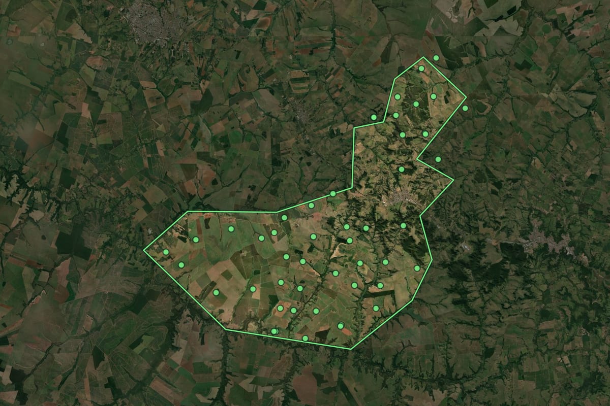 Imagem de satélite de Quintana (SP), com o contorno do município e a posição dos imóveis desta página.