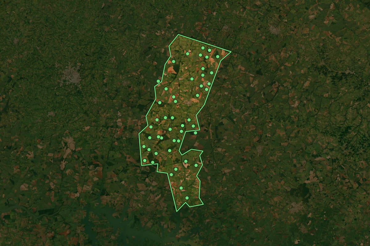 Imagem de satélite de Rancharia (SP), com o contorno do município e a posição dos imóveis desta página.