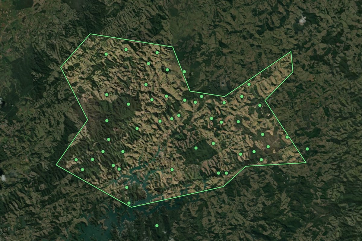 Imagem de satélite de Redenção da Serra (SP), com o contorno do município e a posição dos imóveis desta página.
