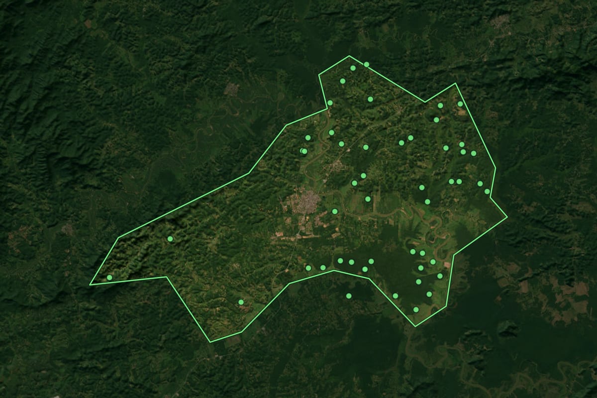 Imagem de satélite de Registro (SP), com o contorno do município e a posição dos imóveis desta página.