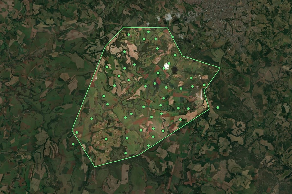 Imagem de satélite de Restinga (SP), com o contorno do município e a posição dos imóveis desta página.