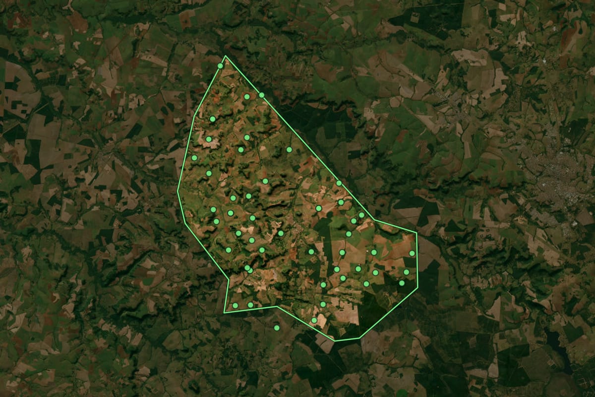 Imagem de satélite de Ribeirão Bonito (SP), com o contorno do município e a posição dos imóveis desta página.