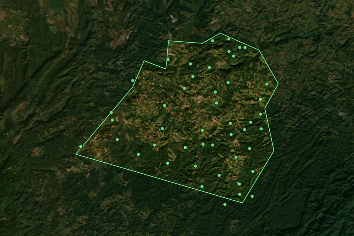 Imagem de satélite de Ribeirão Branco (SP), com o contorno do município e a posição dos imóveis desta página.