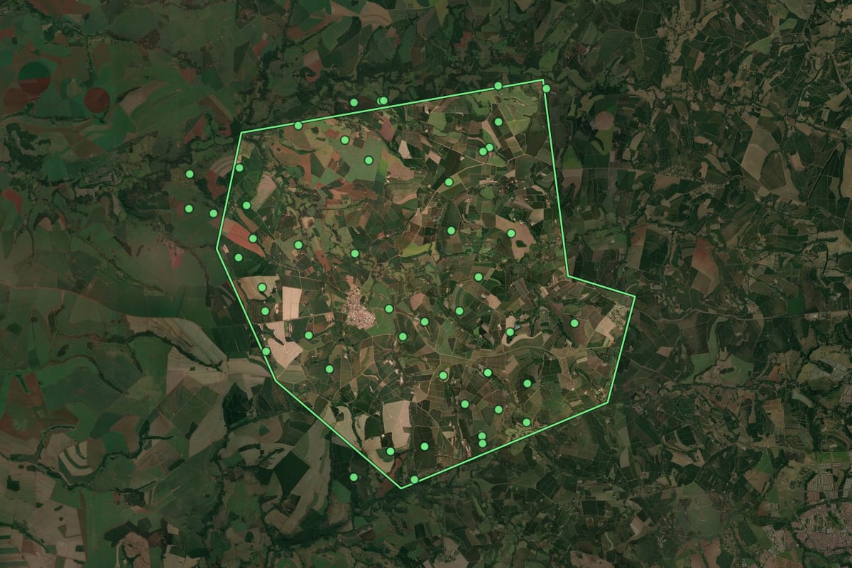 Imagem de satélite de Ribeirão Corrente (SP), com o contorno do município e a posição dos imóveis desta página.