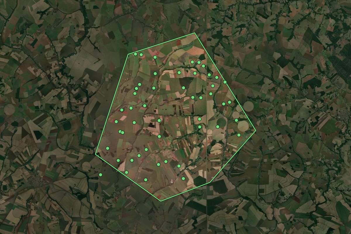 Imagem de satélite de Ribeirão do Sul (SP), com o contorno do município e a posição dos imóveis desta página.