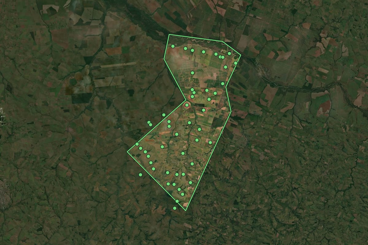 Imagem de satélite de Ribeirão dos Índios (SP), com o contorno do município e a posição dos imóveis desta página.
