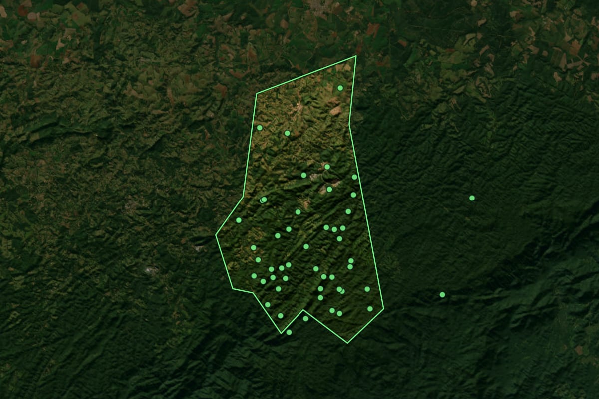 Imagem de satélite de Ribeirão Grande (SP), com o contorno do município e a posição dos imóveis desta página.