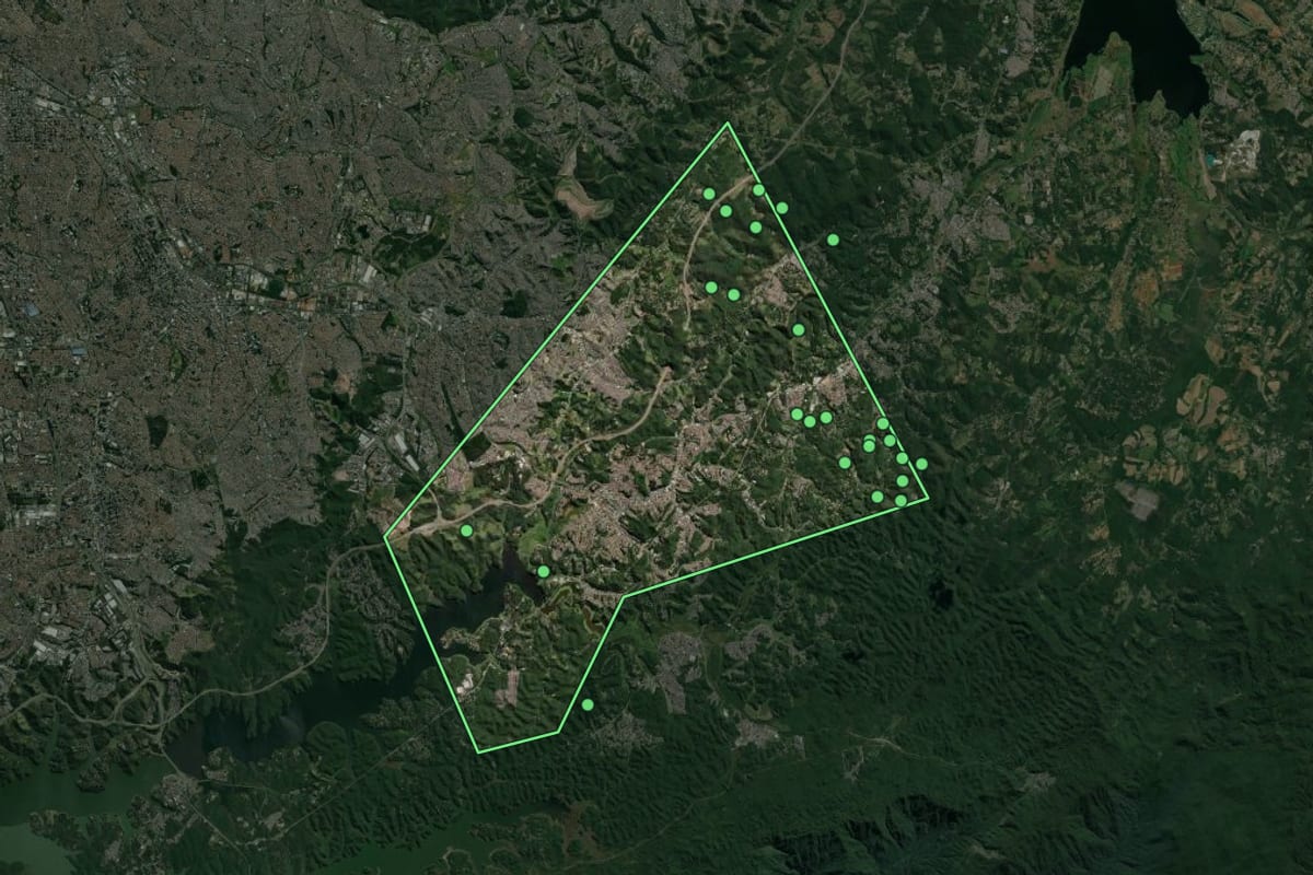 Imagem de satélite de Ribeirão Pires (SP), com o contorno do município e a posição dos imóveis desta página.