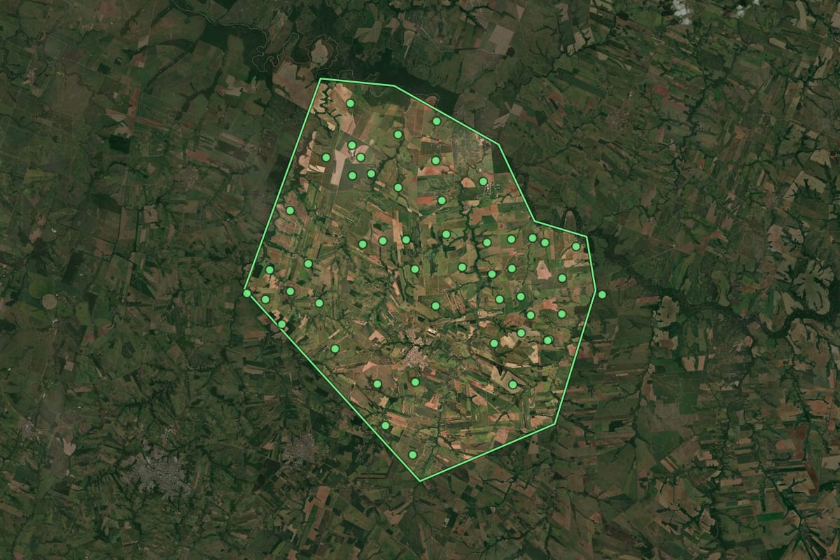 Imagem de satélite de Rinópolis (SP), com o contorno do município e a posição dos imóveis desta página.