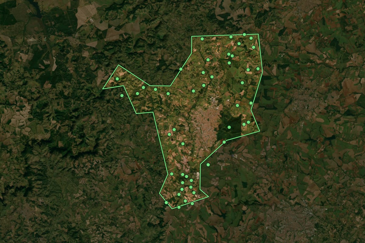 Imagem de satélite de Rio Claro (SP), com o contorno do município e a posição dos imóveis desta página.