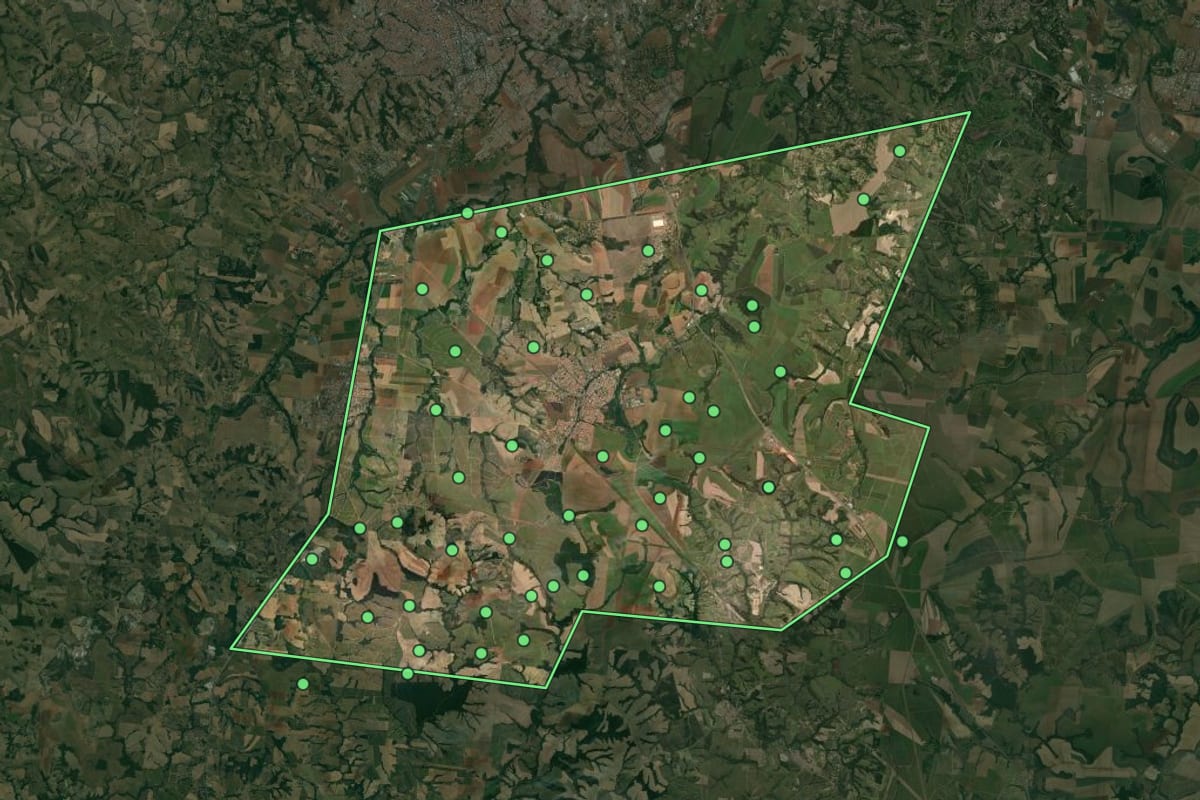 Imagem de satélite de Rio das Pedras (SP), com o contorno do município e a posição dos imóveis desta página.