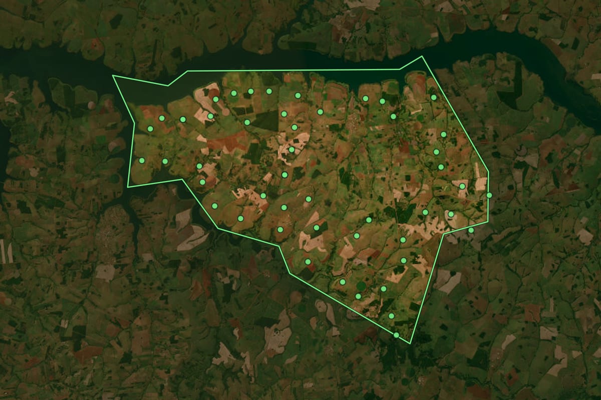 Imagem de satélite de Riolândia (SP), com o contorno do município e a posição dos imóveis desta página.