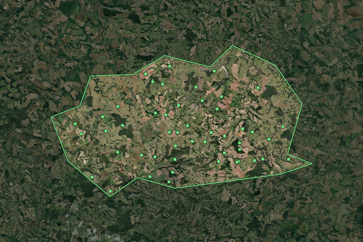 Imagem de satélite de Riversul (SP), com o contorno do município e a posição dos imóveis desta página.