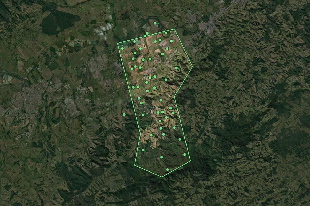 Imagem de satélite de Roseira (SP), com o contorno do município e a posição dos imóveis desta página.