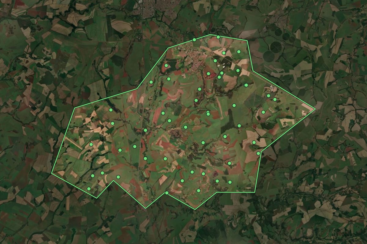 Imagem de satélite de Sales Oliveira (SP), com o contorno do município e a posição dos imóveis desta página.