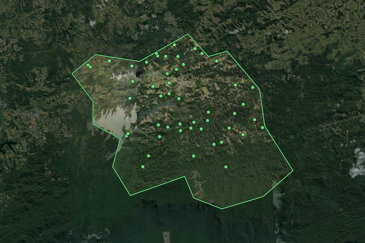 Imagem de satélite de Salesópolis (SP), com o contorno do município e a posição dos imóveis desta página.