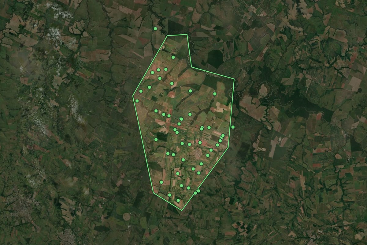 Imagem de satélite de Salmourão (SP), com o contorno do município e a posição dos imóveis desta página.