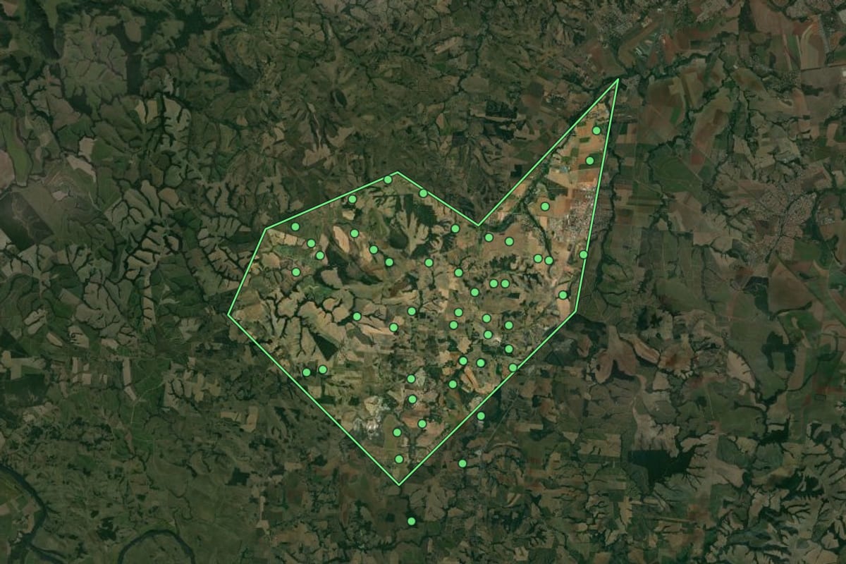 Imagem de satélite de Saltinho (SP), com o contorno do município e a posição dos imóveis desta página.