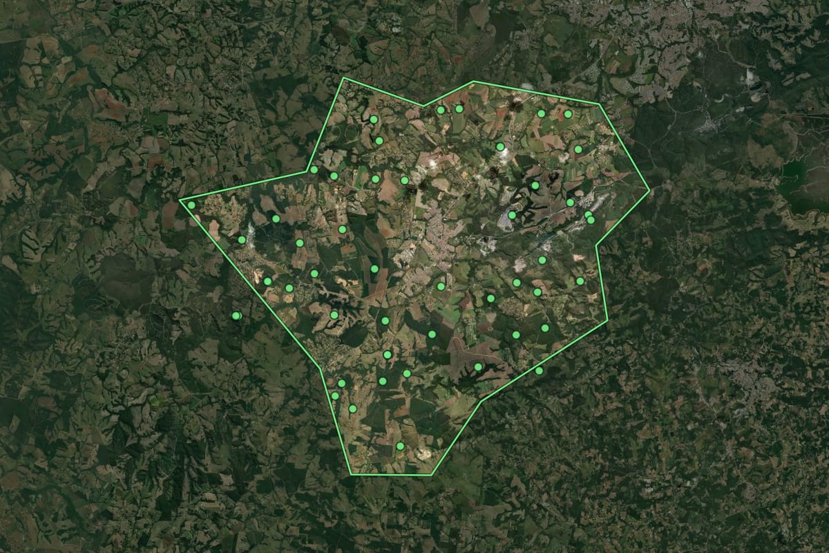 Imagem de satélite de Salto de Pirapora (SP), com o contorno do município e a posição dos imóveis desta página.