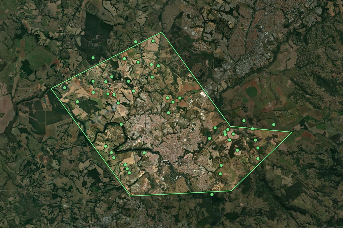 Imagem de satélite de Salto (SP), com o contorno do município e a posição dos imóveis desta página.