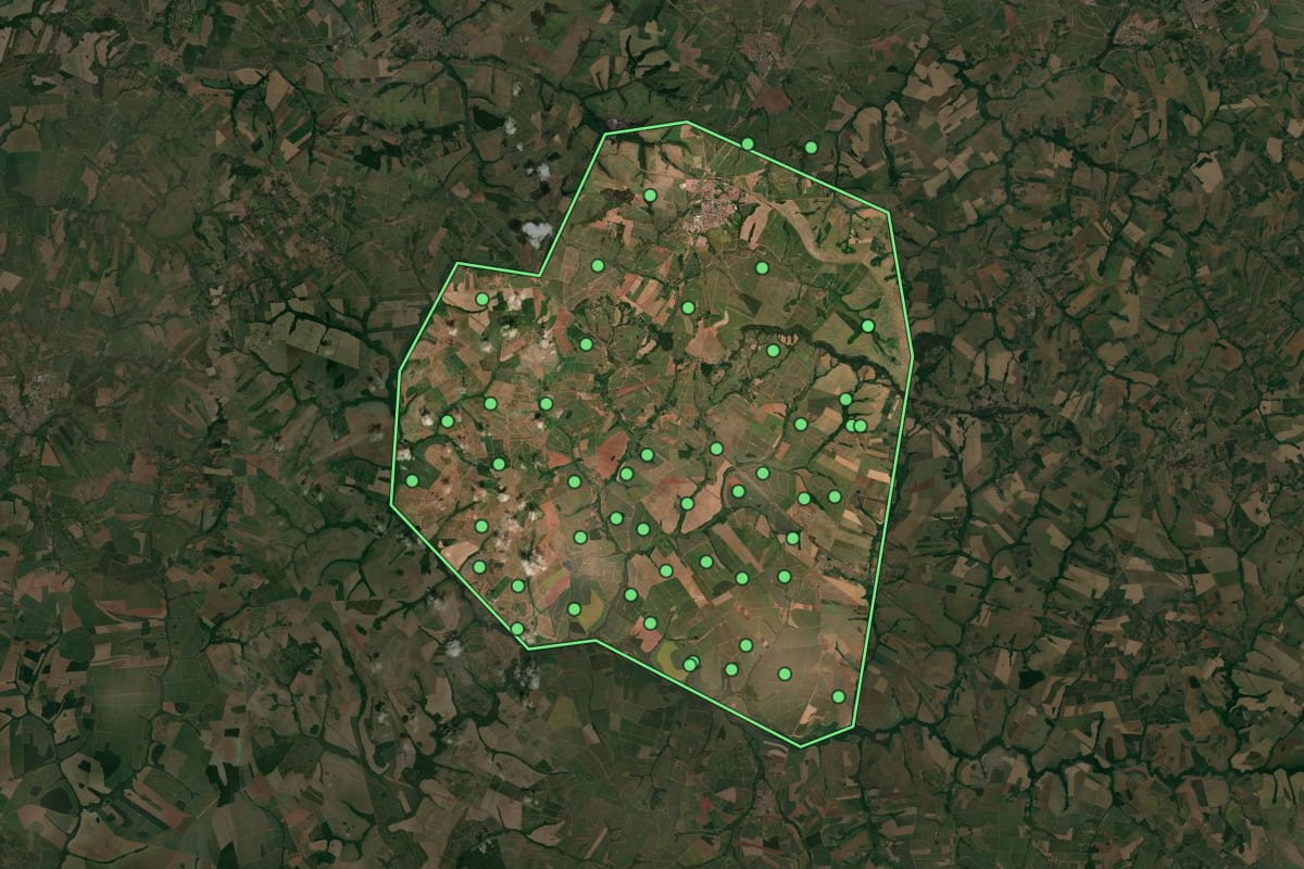 Imagem de satélite de Santa Adélia (SP), com o contorno do município e a posição dos imóveis desta página.