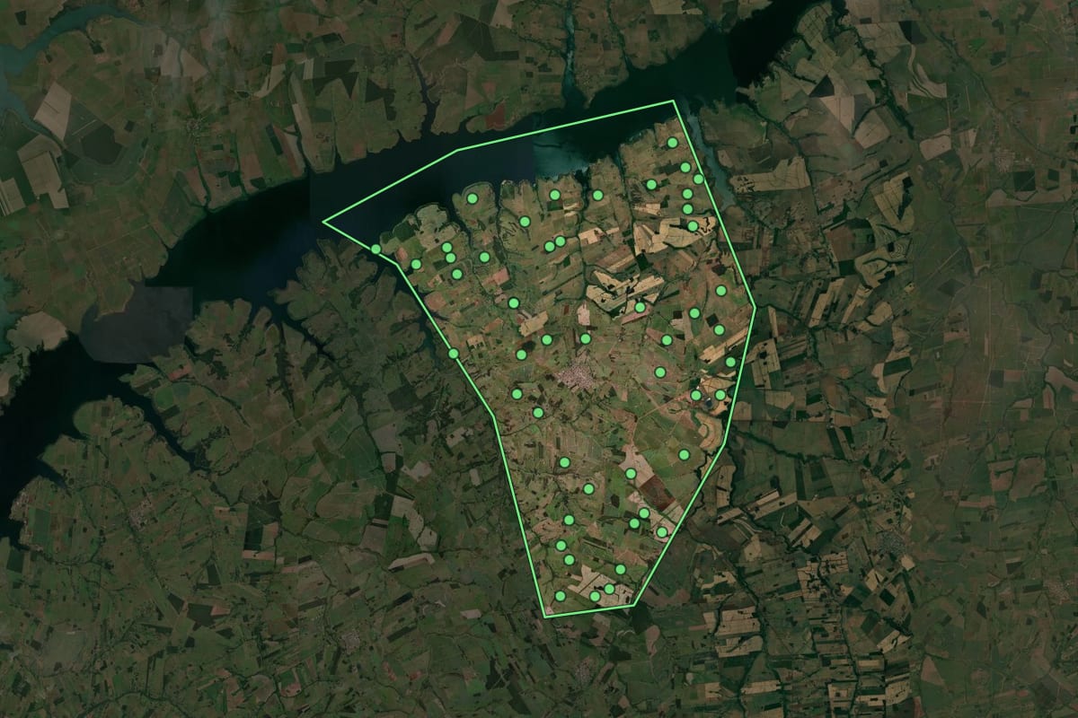 Imagem de satélite de Santa Albertina (SP), com o contorno do município e a posição dos imóveis desta página.