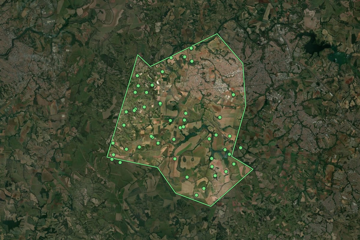 Imagem de satélite de Santa Bárbara d'Oeste (SP), com o contorno do município e a posição dos imóveis desta página.