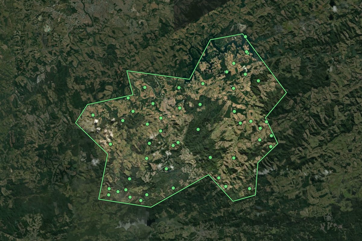 Imagem de satélite de Santa Branca (SP), com o contorno do município e a posição dos imóveis desta página.
