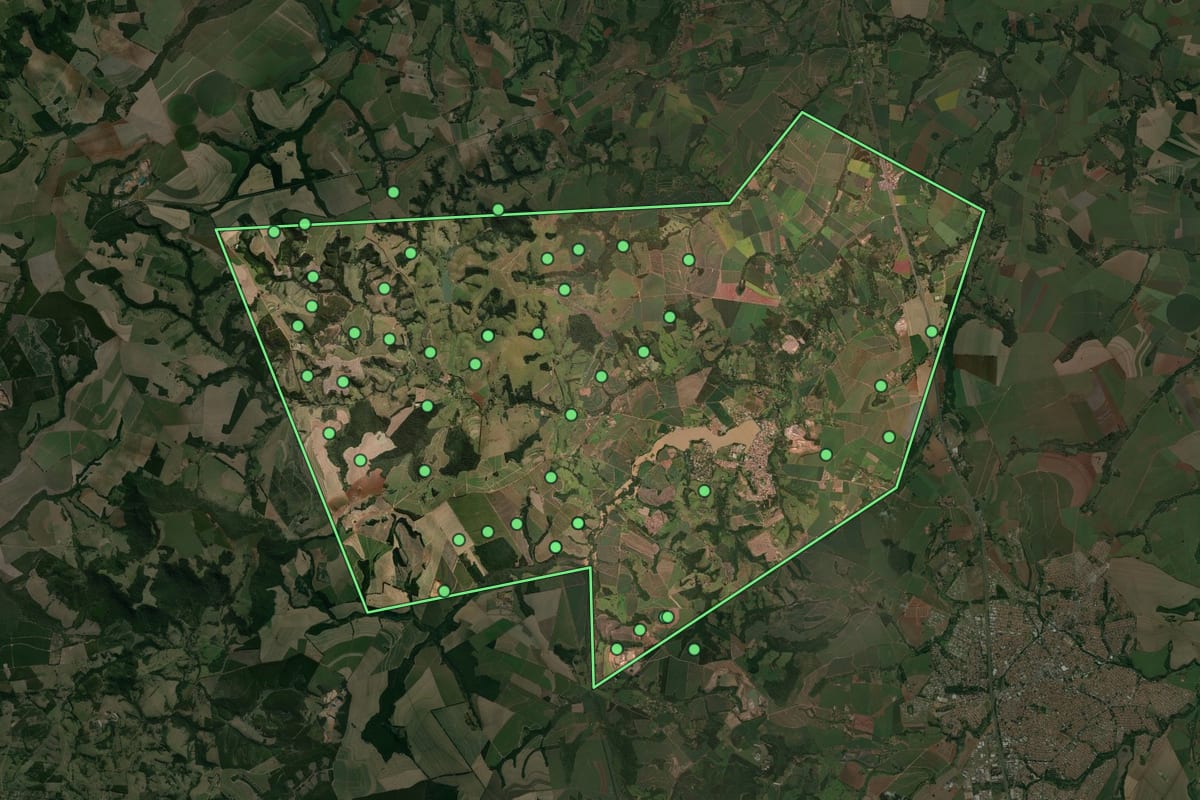 Imagem de satélite de Santa Cruz da Conceição (SP), com o contorno do município e a posição dos imóveis desta página.